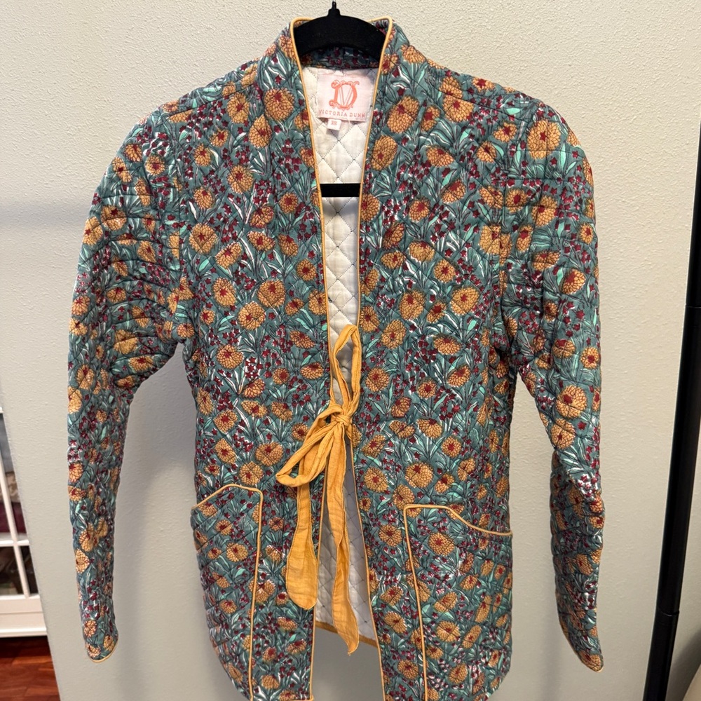 Victoria Dunn quilted jacket, EUC, size XS. Tie front.